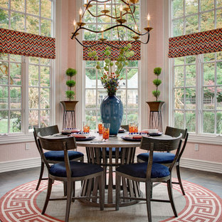 Mittelgroße Klassische Wohnküche ohne Kamin mit oranger Wandfarbe und dunklem Holzboden in New York