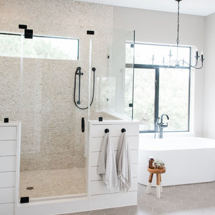 Bäder mit Kieselfliesen und Quarzit-Waschtisch Ideen, Design & Bilder