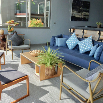 Bleu jean, et mobilier design dans le salon face à la piscine