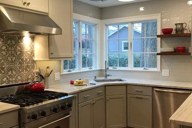 Kitchen - traditional kitchen idea in New York