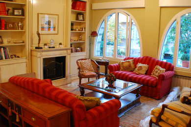 На фото: гостиная комната среднего размера в классическом стиле с паркетным полом среднего тона, стандартным камином и фасадом камина из дерева с