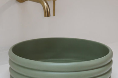 Inspiration pour une salle d'eau méditerranéenne de taille moyenne avec un lavabo posé et meuble simple vasque.