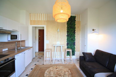 Modelo de sala de estar abierta clásica de tamaño medio sin chimenea y televisor con paredes blancas, suelo de mármol y suelo beige