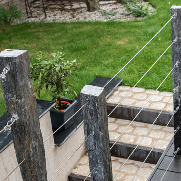 Aménagement d'un jardin avec terrasse en bois composite, garde corps en piquets