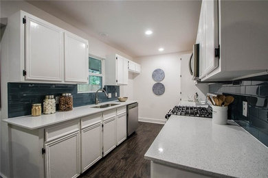 Kitchen - traditional kitchen idea in Austin