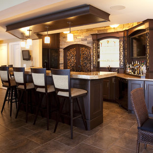 シカゴの中サイズのラスティックスタイルのおしゃれなウェットバー (アンダーカウンターシンク、落し込みパネル扉のキャビネット、濃色木目調キャビネット、珪岩カウンター、ベージュキッチンパネル、石タイルのキッチンパネル、トラバーチンの床) の写真