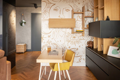 Großes Modernes Wohnzimmer ohne Kamin mit hellem Holzboden, freistehendem TV und Tapetenwänden in Lyon