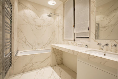 Idée de décoration pour une salle de bain tradition.