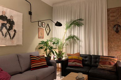 Immagine di un soggiorno minimalista di medie dimensioni e aperto con pareti multicolore e con abbinamento di divani diversi