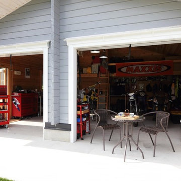 ブルーグレーのモダンログハウス