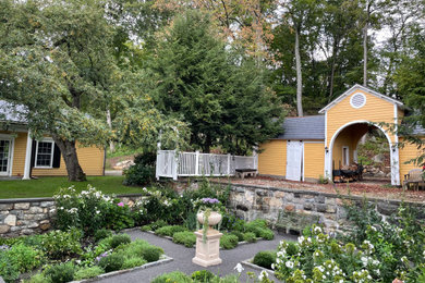 Diseño de jardín en patio con jardín francés, parterre de flores, exposición total al sol, gravilla y con piedra