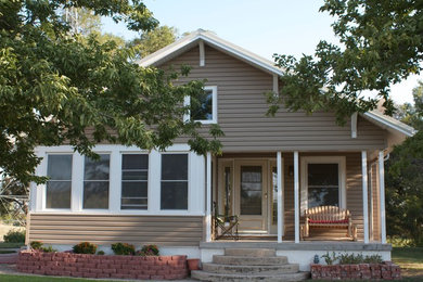 Example of a cottage home design design in Wichita