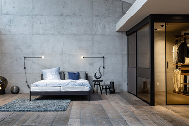 Ejemplo de dormitorio principal actual grande con suelo de madera oscura, suelo gris, machihembrado y todos los tratamientos de pared