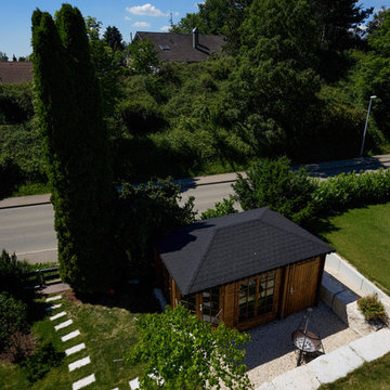 Weitläufiger Garten mit Mauern und Wegen aus Naturstein