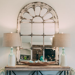 Immagine di un grande soggiorno stile shabby chiuso con pareti grigie, parquet scuro e TV a parete