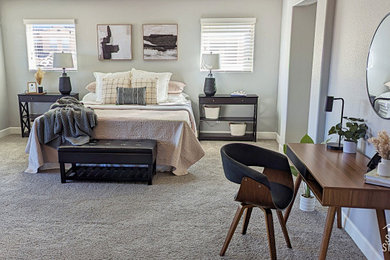 Modelo de dormitorio principal tradicional renovado grande con paredes grises, moqueta y suelo beige