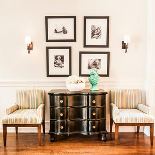 Inspiration för en vintage hall, med vita väggar och mellanmörkt trägolv