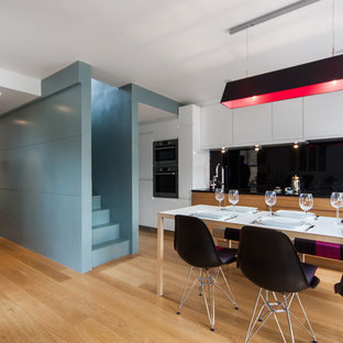 ストラスブールのコンテンポラリースタイルのLDKの画像 (白い壁、淡色無垢フローリング)