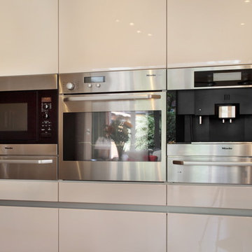 White handle-less kitchen with built in appliances