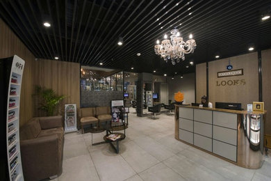 Example of a trendy home design design in Delhi
