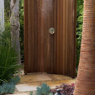 Unbedeckter Mediterraner Patio hinter dem Haus mit Gartendusche und Granitsplitt in San Francisco