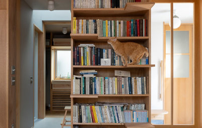 En Tokio, una casa de madera con una impresionante biblioteca