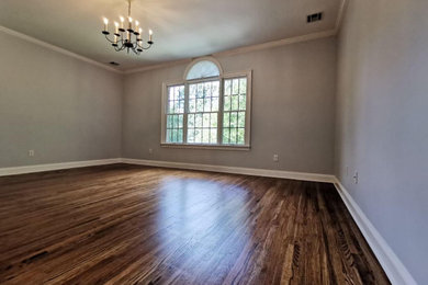 Foto de salón para visitas cerrado y blanco minimalista grande sin chimenea y televisor con paredes grises, suelo de madera oscura y suelo marrón