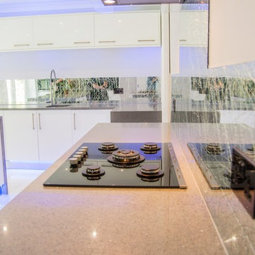 "LIQUID" Mirror kitchen splashback by CreoGlass Design