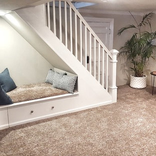 Diseño de sótano con puerta clásico, pequeño, sin chimenea, con paredes beige, moqueta y suelo marrón