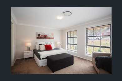 Стильный дизайн: большая хозяйская спальня в стиле модернизм с белыми стенами, ковровым покрытием и бежевым полом - последний тренд