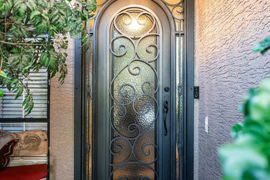 Eklektischer Eingang mit beiger Wandfarbe, Einzeltür und schwarzer Haustür in Phoenix