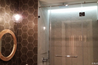 Foto de cuarto de baño actual con ducha con puerta con bisagras