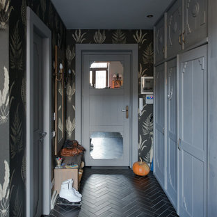Inspiration för små eklektiska ingångspartier, med svarta väggar, klinkergolv i keramik, en enkeldörr och en grå dörr
