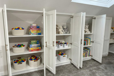 Example of a transitional home design design in Seattle