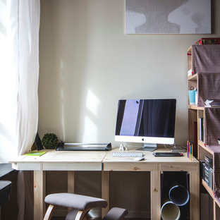 Esempio di un piccolo ufficio minimal con pareti beige e parquet chiaro