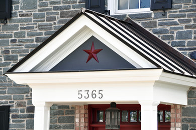 Example of a country home design design in Philadelphia