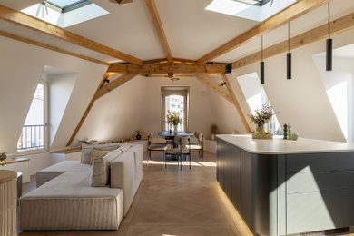Idées déco pour un grand salon beige et blanc contemporain ouvert avec une salle de réception, un sol en carrelage de céramique, une cheminée standard, un manteau de cheminée en carrelage, un téléviseur dissimulé, un sol marron, poutres apparentes et éclairage.