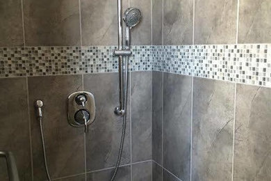 Example of a transitional bathroom design in Toronto