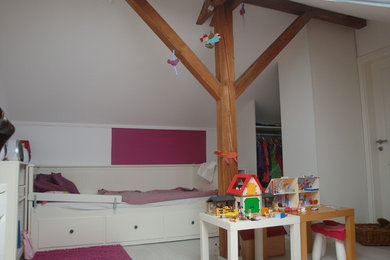 Country Mädchenzimmer mit Spielecke, Laminat und weißem Boden in Frankfurt am Main
