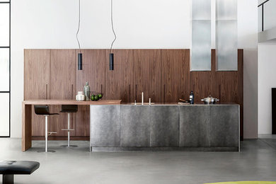Offene, Einzeilige Moderne Küche mit integriertem Waschbecken, hellbraunen Holzschränken, Edelstahl-Arbeitsplatte und Kücheninsel in Sonstige