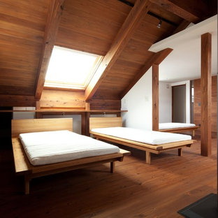 Esempio di una camera da letto etnica con pareti bianche, parquet scuro, stufa a legna e pavimento marrone