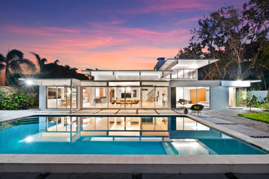Mid-century modern exterior home idea in Tampa