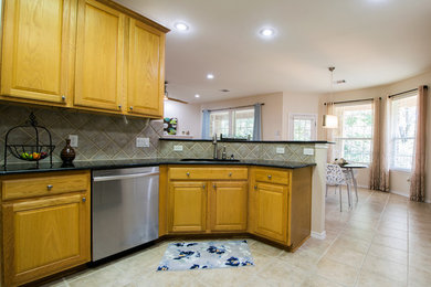 Kitchen - kitchen idea in Austin