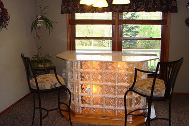Home bar - mid-sized traditional home bar idea in Grand Rapids