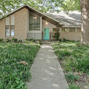Zweistöckiges, Beigefarbenes Retro Haus mit Backsteinfassade und Satteldach in Dallas