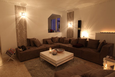 Photo of a contemporary living room in Marseille.