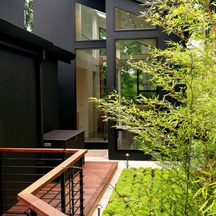 Свежая идея для дизайна: прихожая в современном стиле с одностворчатой входной дверью и стеклянной входной дверью - отличное фото интерьера