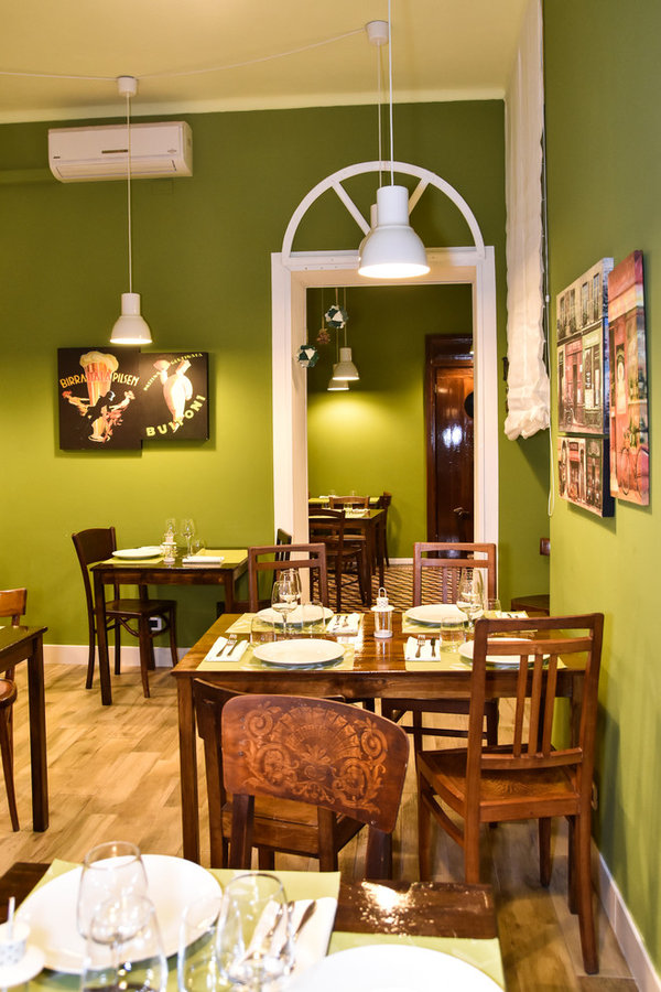 Relooking di ristorante rustico-chic verde oliva