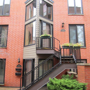 Großes, Drei- oder mehrstöckiges, Braunes Modernes Haus mit Mix-Fassade in Chicago