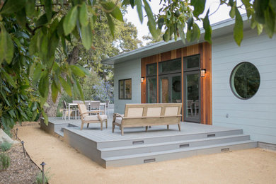 Example of a mid-sized trendy courtyard ground level deck design in Los Angeles